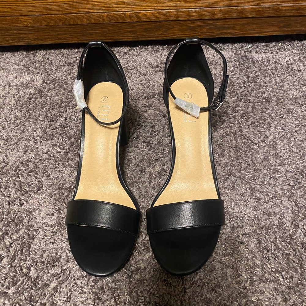 Chic Black Heeled Sandals